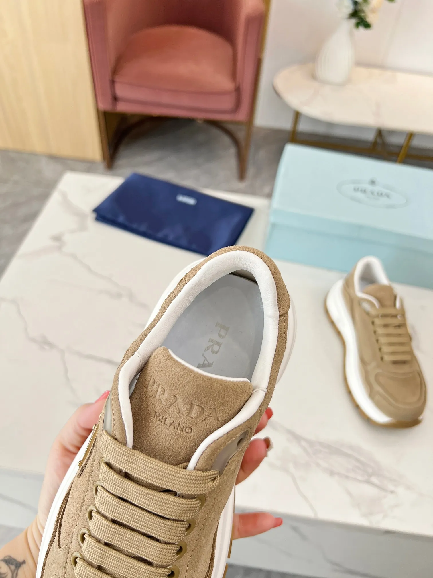 👟👟Ex-factory price 540👟👟 New couple model PRADA Prada 2024ss autumn and winter new moral training shoes casual shoes official fabric: imported suede upper, sheepskin lining, outsole suction mold, vacuum, ultra-light and wear-resistant, two-color non-slip bottom, code number: 35-45